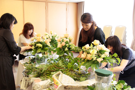 2周年記念パーティでの会場装花制作の様子
