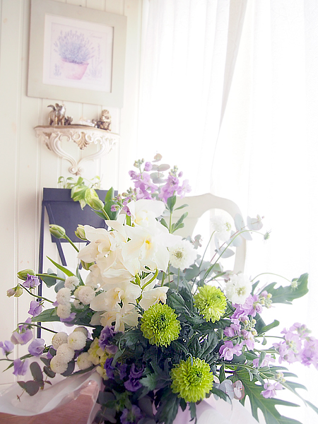 白・紫を基調としたお盆のお花