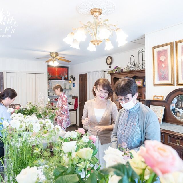 【お花に向かう時間】
気持ちのいい空間でお花に向かう。  お花との対話で、自分の中に入っていく。  長く咲いてくれるように切り方に気を付けて  花の茎をよく見て自然に見えるように  全体的な仕上がりが美しいと思えるように  おうちに飾ったら家族が喜んでくれるかな  仕事にしている方は、お客さんや生徒さんが喜んでくれるかな  みなさんから聞く、レッスン後の感想から見えてくる、花を習うという意味。  フラワーアレンジメント教室は習うだけの場所ではなく、  自分らしさを発見して、自分を取り戻す場所だと思っています。  ＃アトリエフィーズ 
＃谷川文江
＃フラワーアレンジメント教室
#flowerarrangement 
#フラワーワークスジャパン 
#花のある暮らし
#豊かな人生